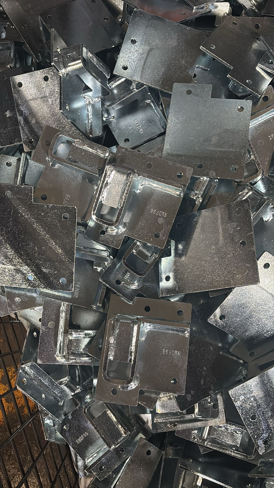 Kaplanmış metal braketler