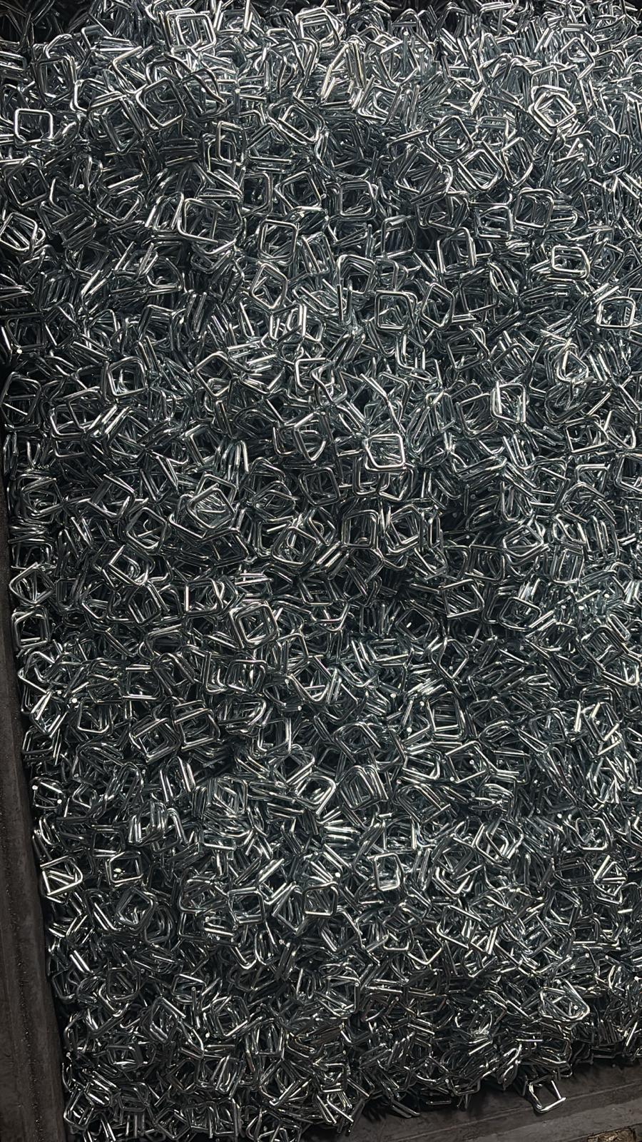 Kaplanmış metal toka parçaları