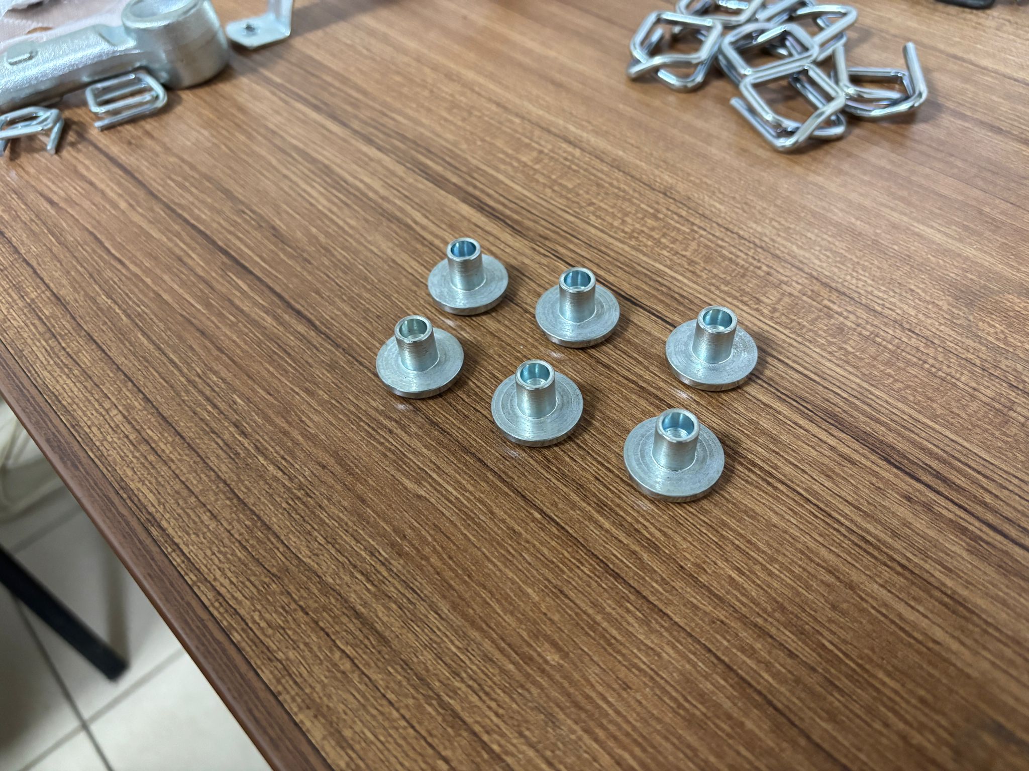 Kaplanmış küçük metal parçalar